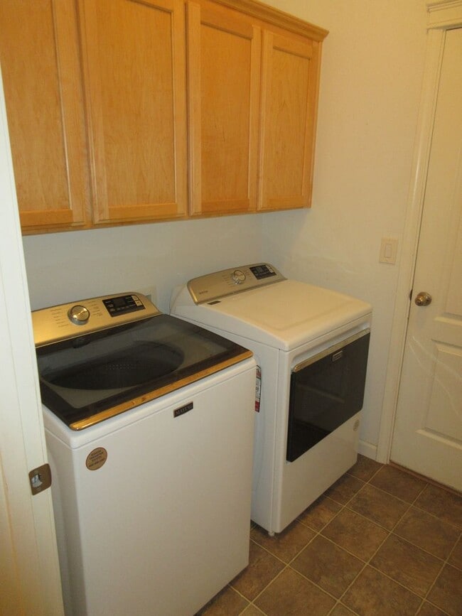 Building Photo - Beautiful Three Bedroom in Silverton
