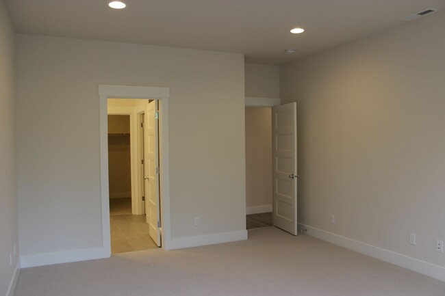 Building Photo - Gorgeous home in Brookswood Crossing avail...