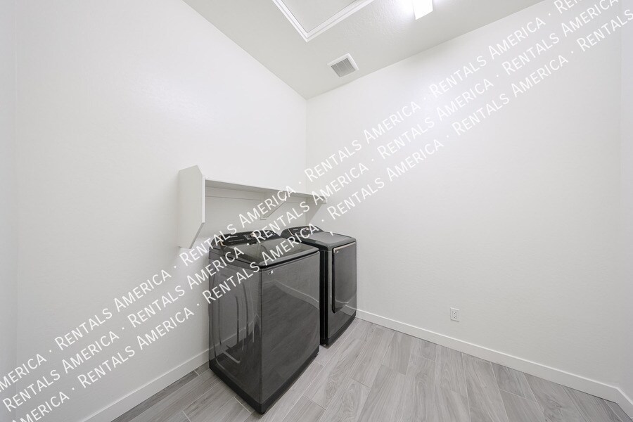 Building Photo - 1530 E San Carlos Way
