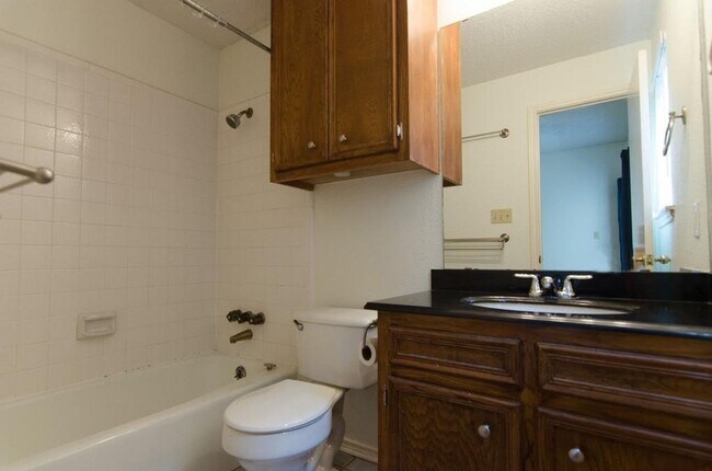 Building Photo - FABULOUS walkable/bikeable 3BR with parkin...