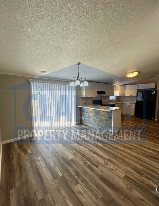 Building Photo - 3 Bed, 2 Bath Home in Peaceful Setting