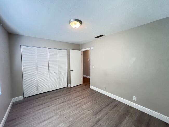 Building Photo - Charming Renovated 2 Bedroom, 1 Bathroom Home in Prime Ocala Location! Lawn Care Included!!