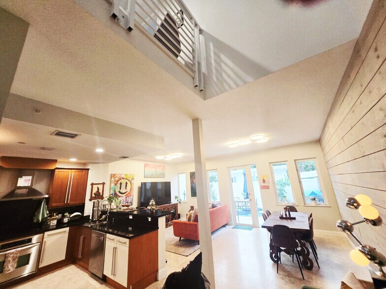 Building Photo - 302 NE 8th Ave