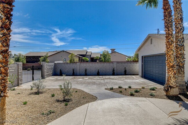 Building Photo - 2685 S Tenaya Way