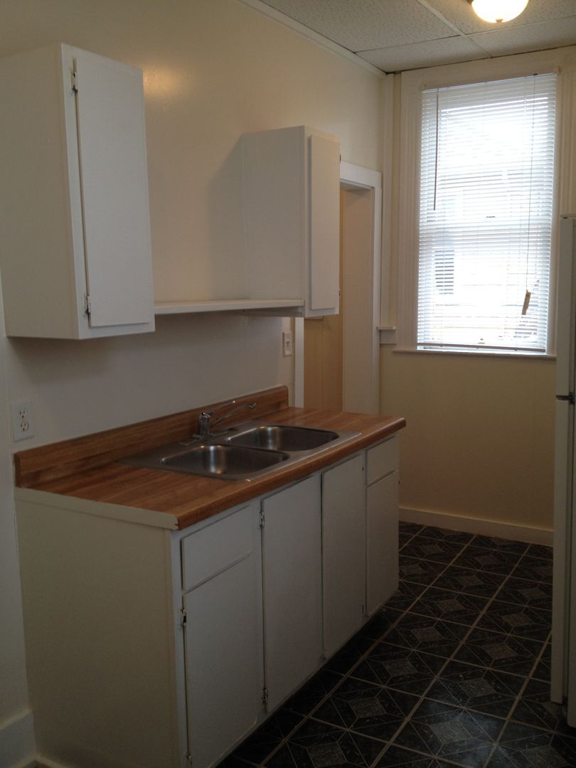 Building Photo - 912 N 10th St