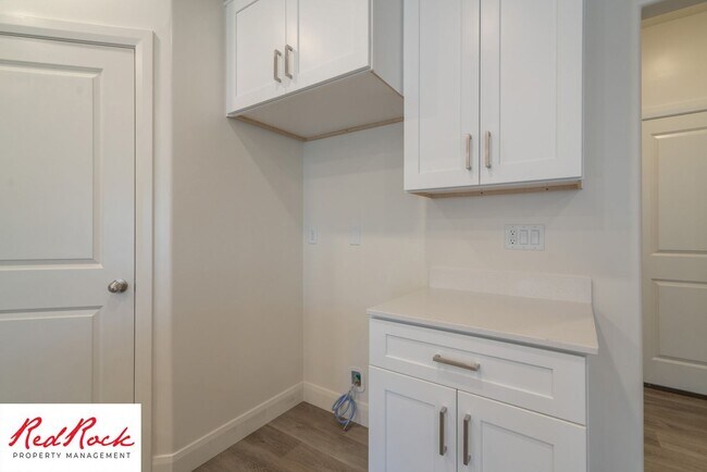 Building Photo - Stunning Spacious 3 Bedroom Unit