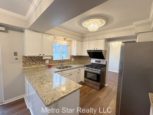 Building Photo - 1553 Lakewood Dr