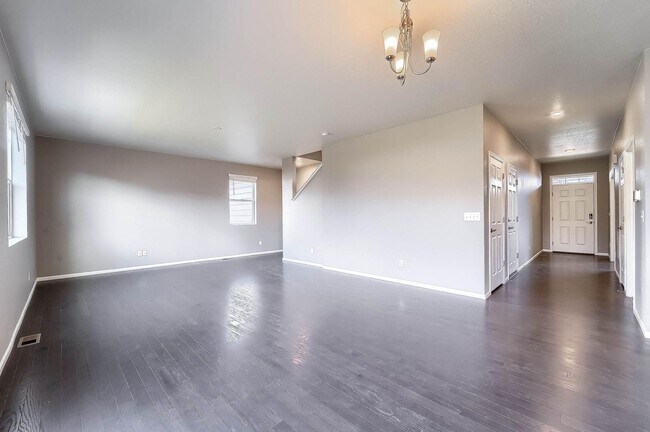 Building Photo - Gorgeous 4 bed, 3 bath, loft and an office!