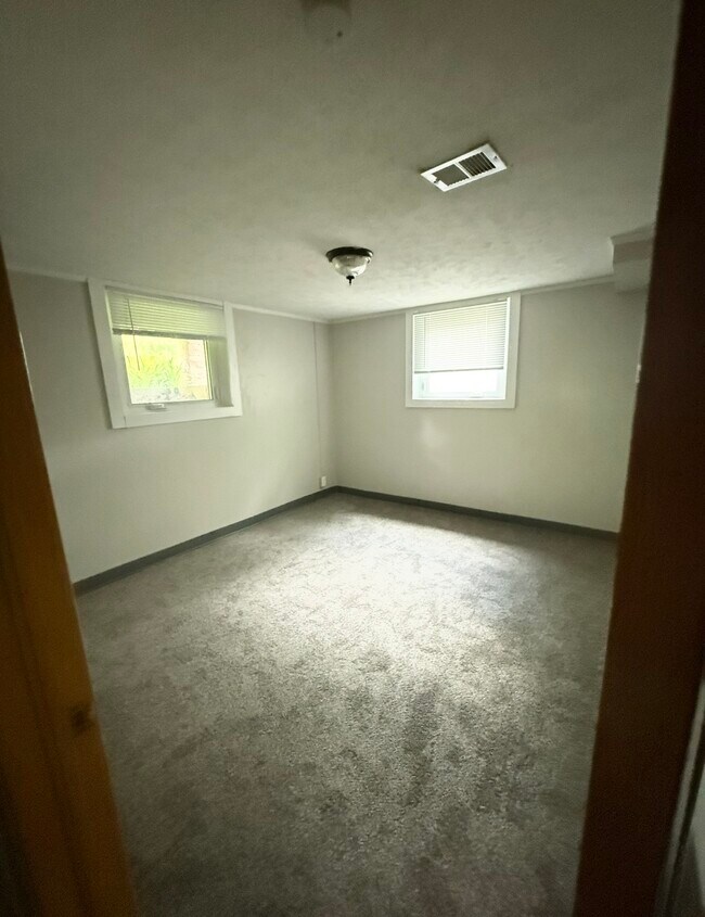 Building Photo - 1901 5 Plex