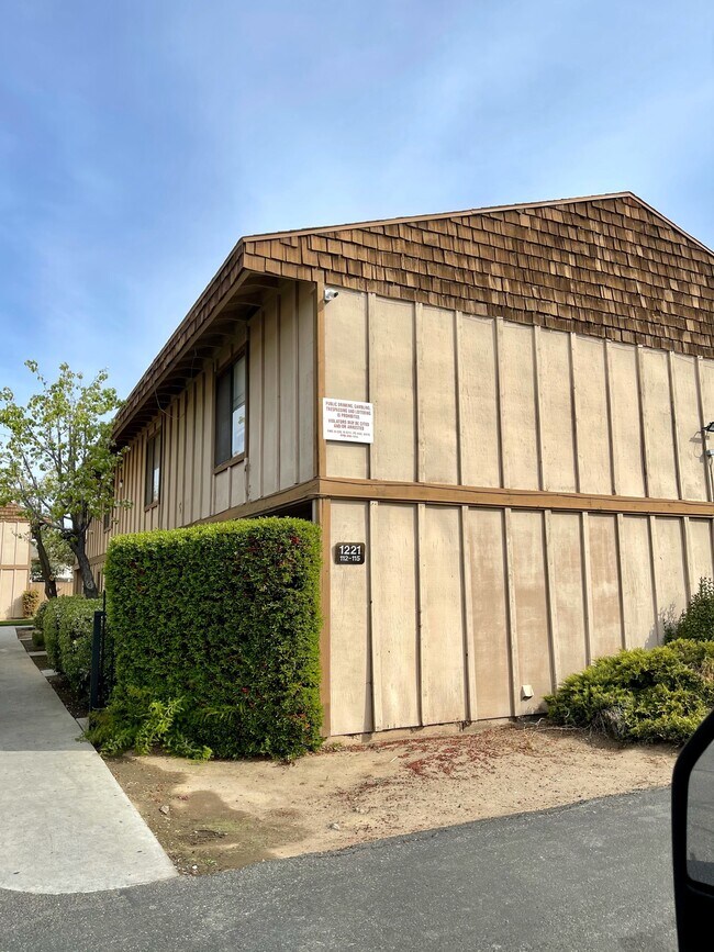 Building Photo - 1221 N Peach Ave
