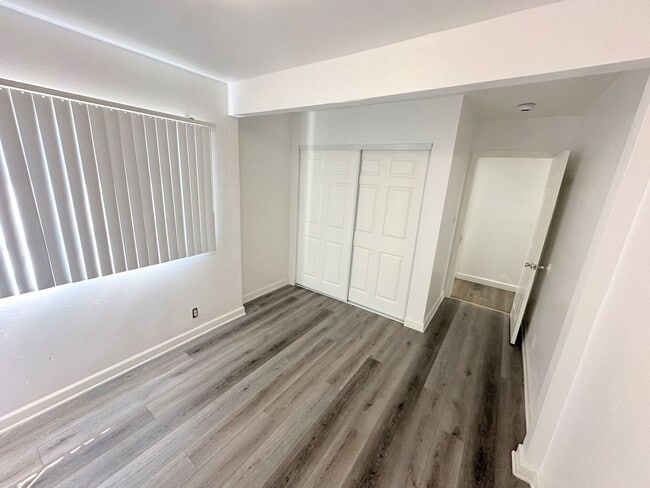 Building Photo - *SECTION 8 ONLY* Cute 2bd/1ba duplex with parking and all the appliances!