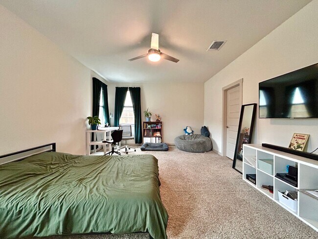 Building Photo - 2120 Alamo Heights Ave