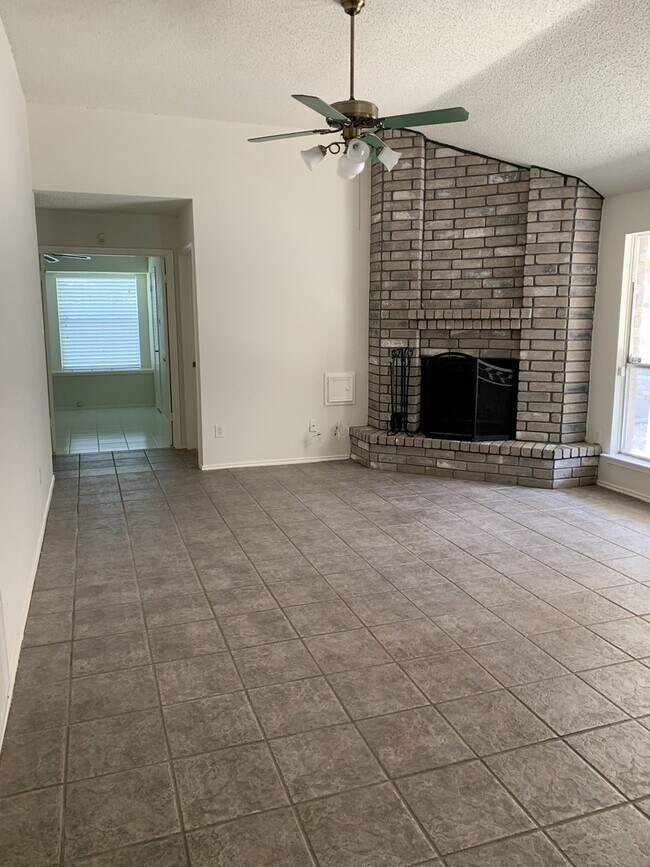 Building Photo - Ready for Move In! A wonderful all brick 1...