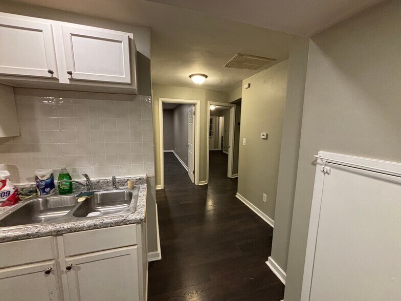 Building Photo - 653 S 69th St