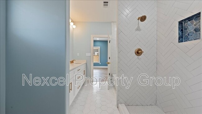 Building Photo - 1072 Bruce St