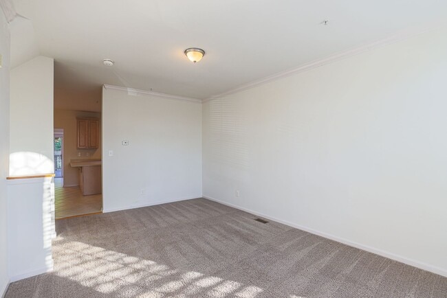 Building Photo - 641 Kirkcaldy Wy