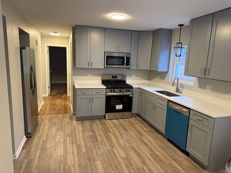 Kitchen - 512 Yates Ave