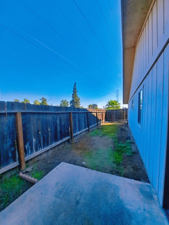 Building Photo - 4593 N Emerson Ave