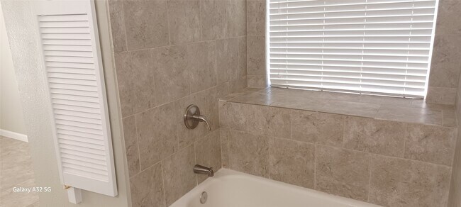 Building Photo - 2106 Wilshire Park Dr