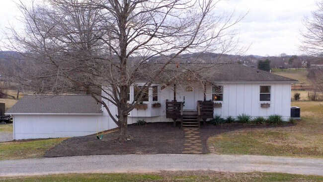 Building Photo - Stunning home situated on over 1 acre in North Thompson’s Station!