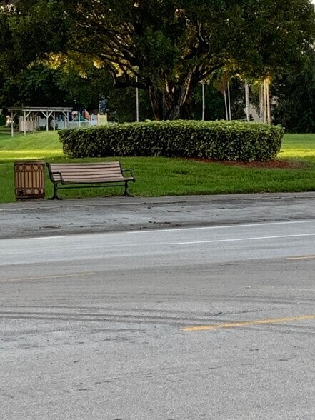 Building Photo - 4220 Inverrary Blvd