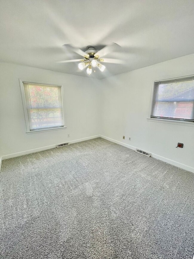 Building Photo - Welcome to the Classic 3 bedroom 1 1/2 bat...