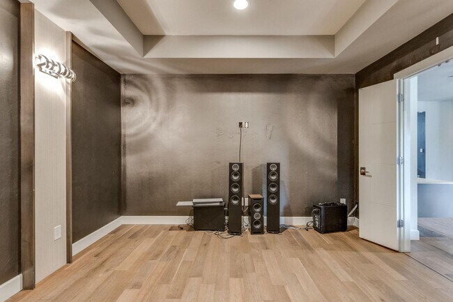 Building Photo - 2125 Heavenly Dr