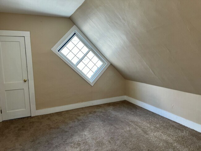 Building Photo - Three- Four Bedroom Home - Heat included!