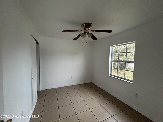 Building Photo - 613 Paw Paw St