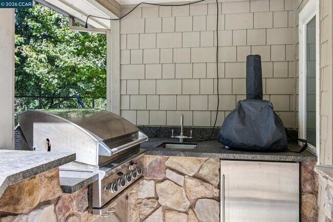 Building Photo - 783 Los Palos Manor