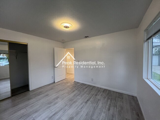 Building Photo - Updated 3bd/2ba Sacramento House