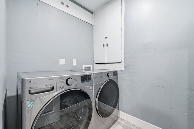 Building Photo - $2,820.95 with $300 off the first month's rent, 4 Beds - 2 Bath, Single Family Home in Denver wit...