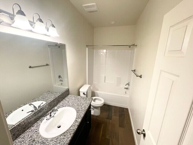 Building Photo - $2,195 Ashlan & Leonard 3 bed Home, Clovis...