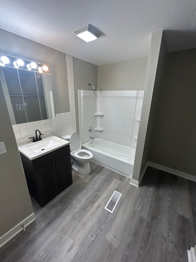 Building Photo - Recently renovated 3 bedroom home on the S...