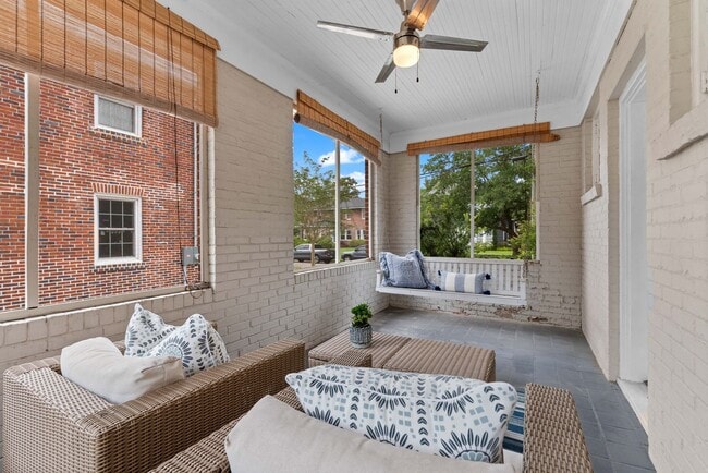 Building Photo - Adorable Avondale Home!