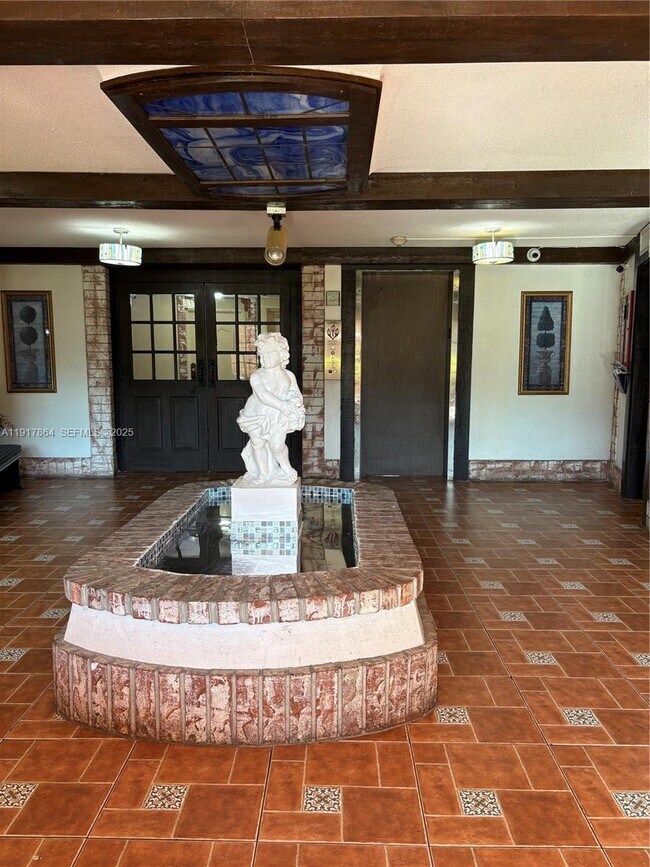 Building Photo - 3650 Inverrary Dr