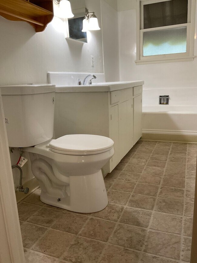 Building Photo - 2 Bedroom 1.75 Bathroom in Riverside