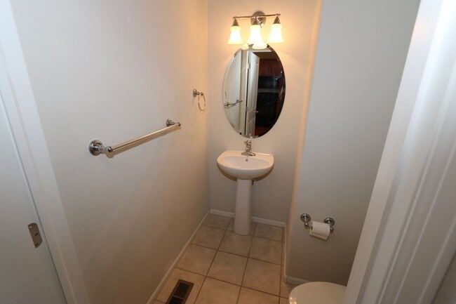 Building Photo - 3 bedroom townhome, NE Colorado Springs
