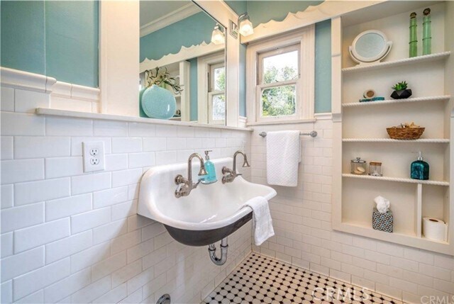 Building Photo - 2421 Heliotrope Dr