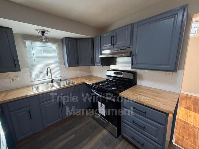 Building Photo - 2408 Caverhill Dr