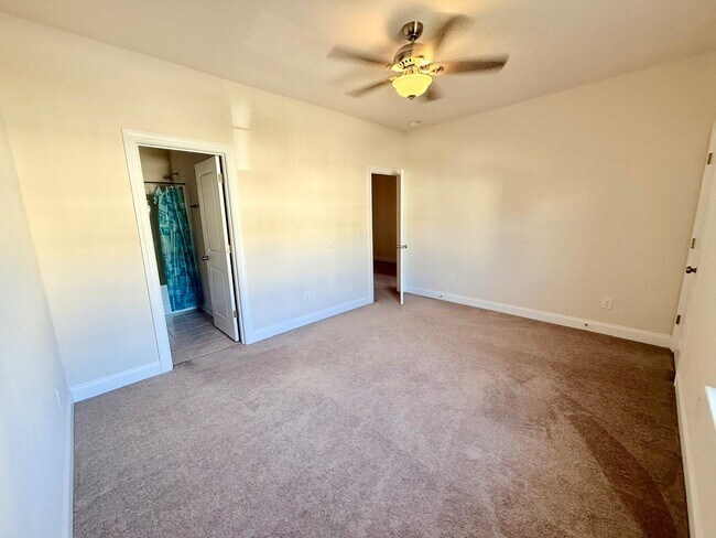 Building Photo - 127 Heathbrook Ln