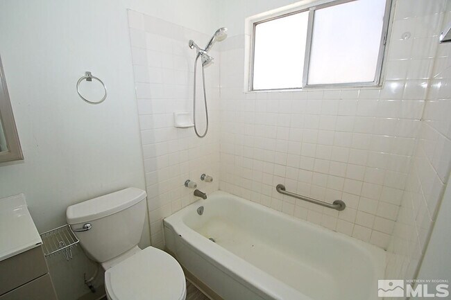 Building Photo - 511 Country Village Dr