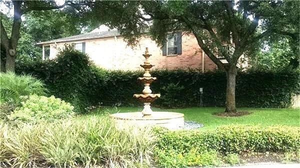 Building Photo - 2255 Braeswood Park Dr
