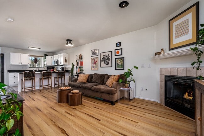 Building Photo - Stunning Townhome with Mountain Views in R...
