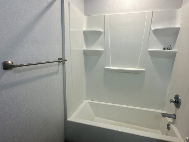 Building Photo - Like-New 3/2!