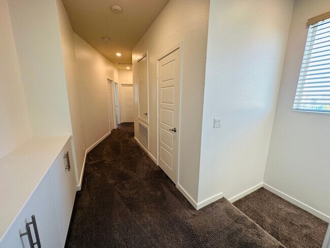 Building Photo - 1835 Vesta Dr