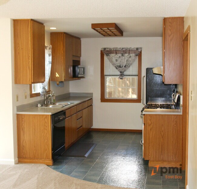 Building Photo - Cute House with Spacious Private Backyard