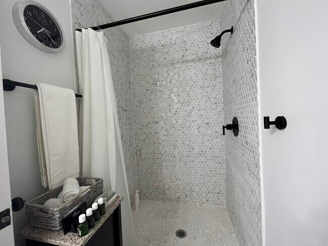 Building Photo - 1010 San Remo Rd