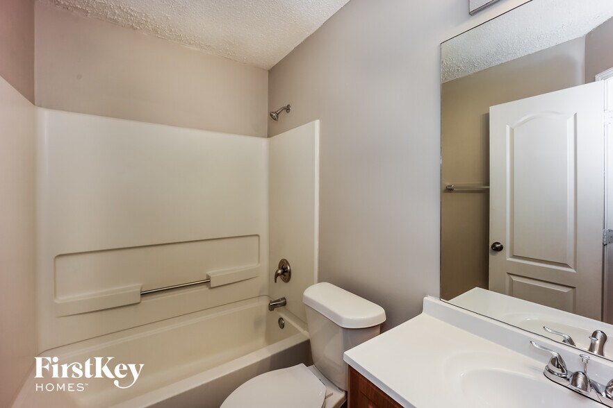 Building Photo - 1127 Forest Glen