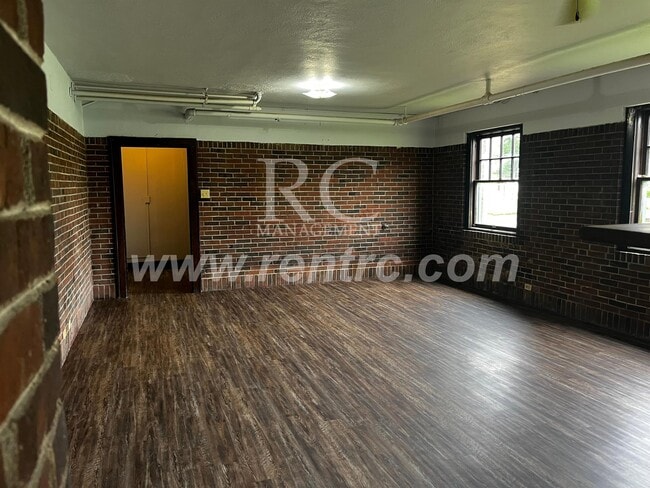 Building Photo - 210-145 Walnut-
